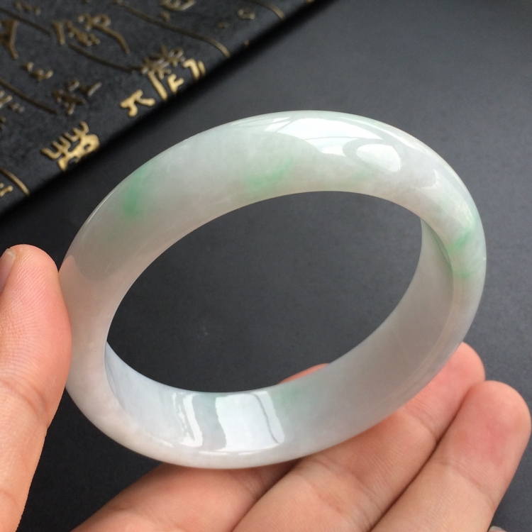 (超值推荐)糯冰种飘绿花手镯(60mm)