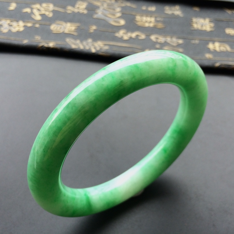 (超值推荐)糯冰种飘翠圆条手镯(58mm)