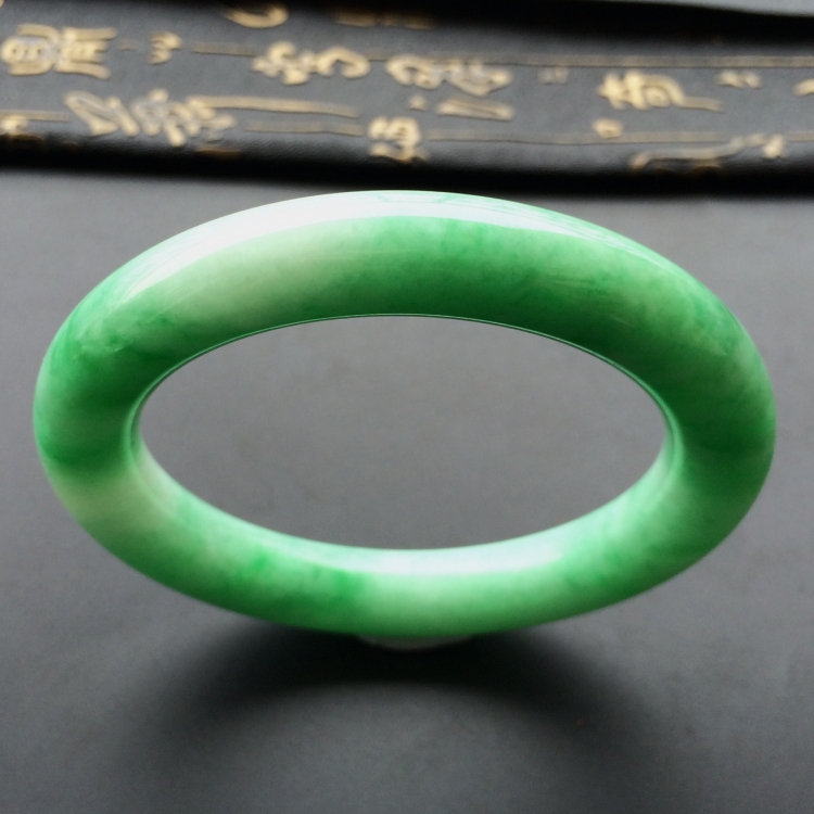 (超值推荐)糯冰种飘翠圆条手镯(58mm)