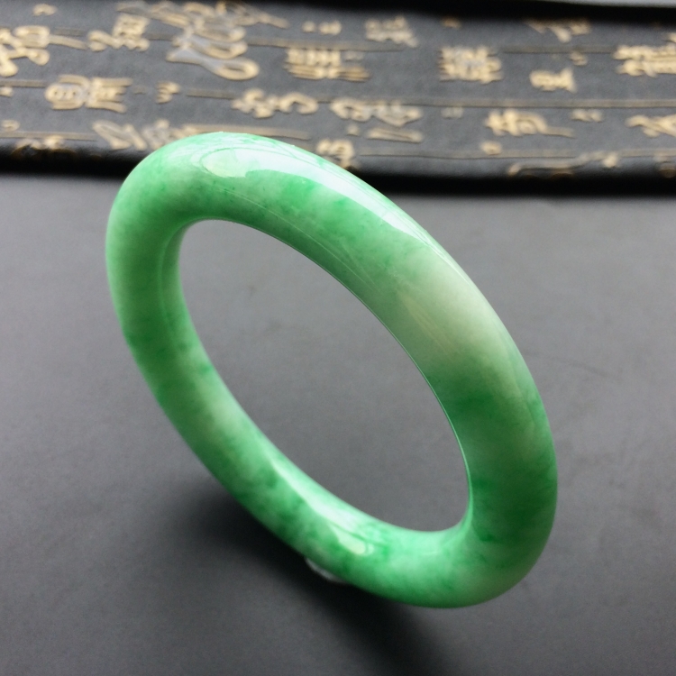 (超值推荐)糯冰种飘翠圆条手镯(58mm)