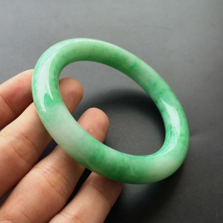 (超值推荐)糯冰种飘翠圆条手镯(58mm)