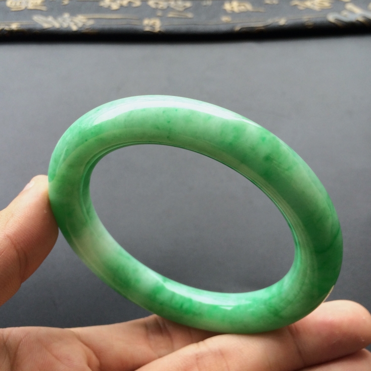(超值推荐)糯冰种飘翠圆条手镯(58mm)
