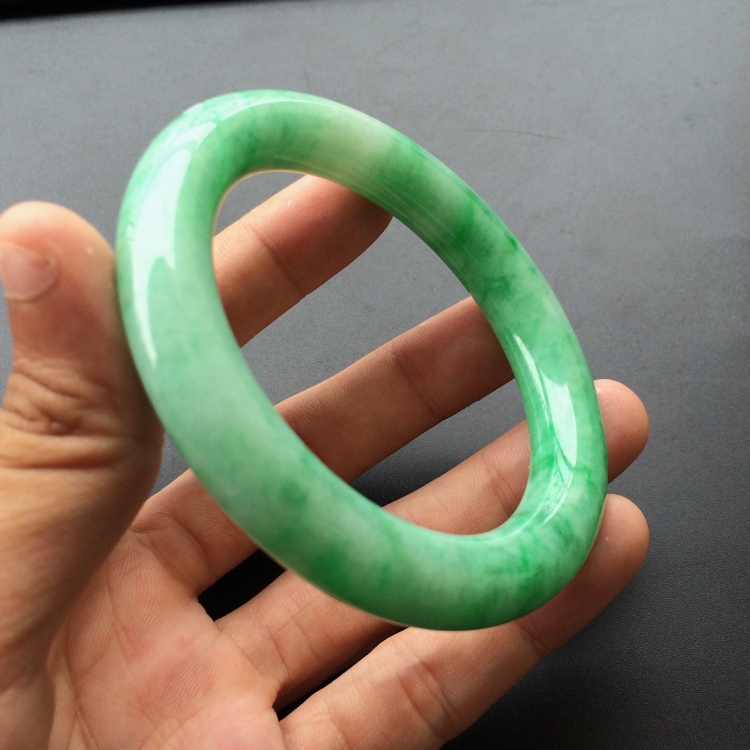 (超值推荐)糯冰种飘翠圆条手镯(58mm)