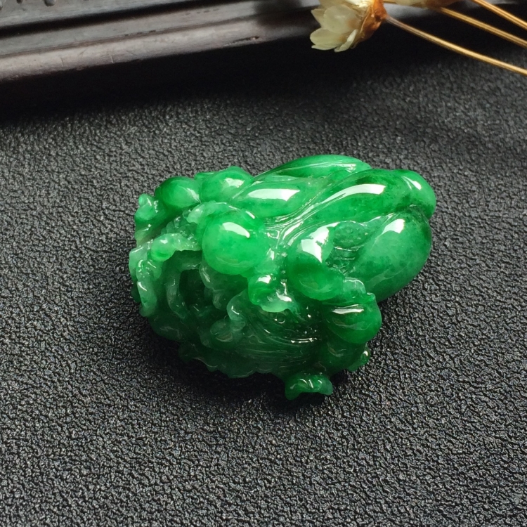 （超值推荐）糯冰种阳绿白菜挂件