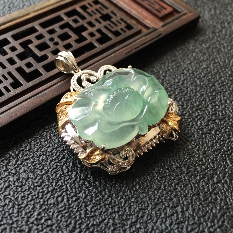 (超值推荐)冰种飘花镶白金钻石和和美美胸坠