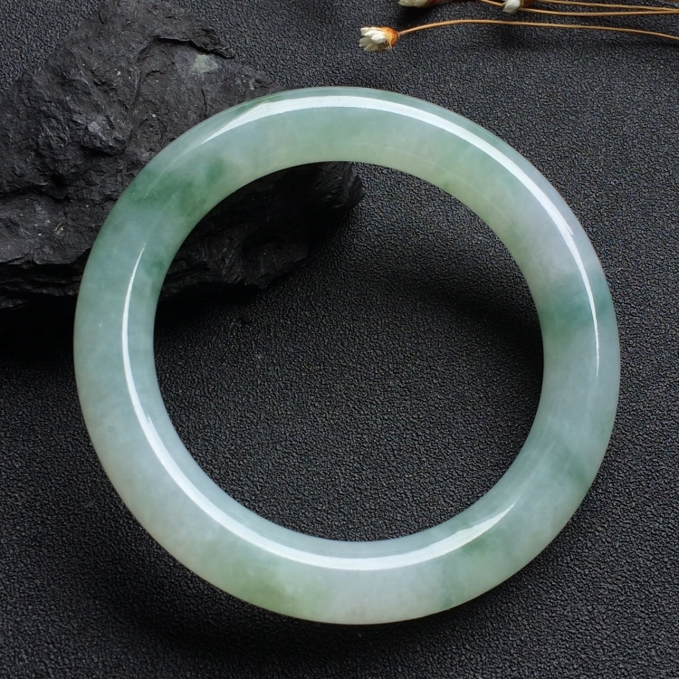 （超值推荐）糯冰种飘花圆条手镯（55.7mm）