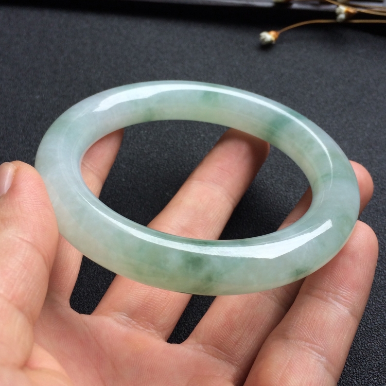 （超值推荐）糯冰种飘花圆条手镯（55.7mm）