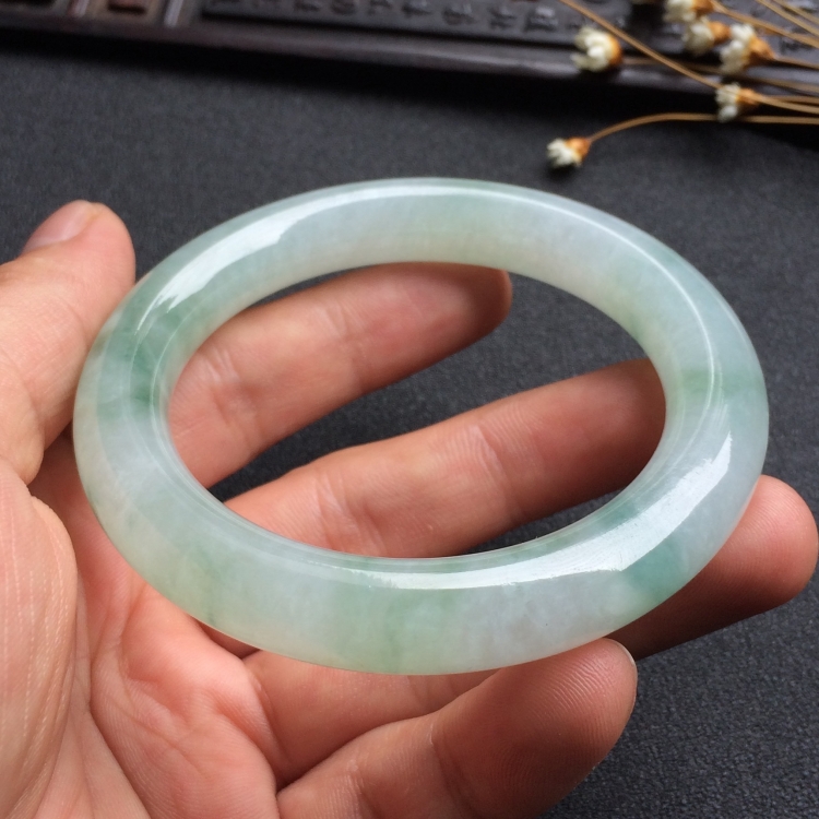 （超值推荐）糯冰种飘花圆条手镯（55.7mm）
