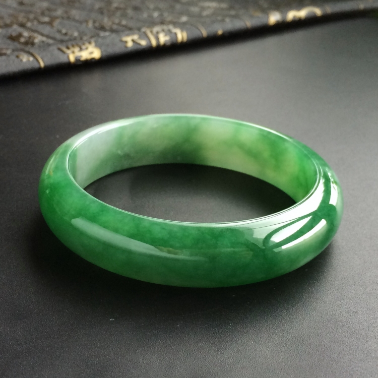 (超值推荐)糯冰种飘绿花手镯(57.8mm)