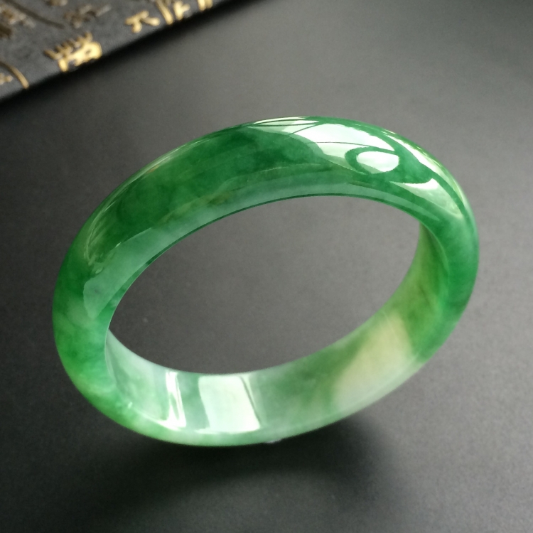 (超值推荐)糯冰种飘绿花手镯(57.8mm)
