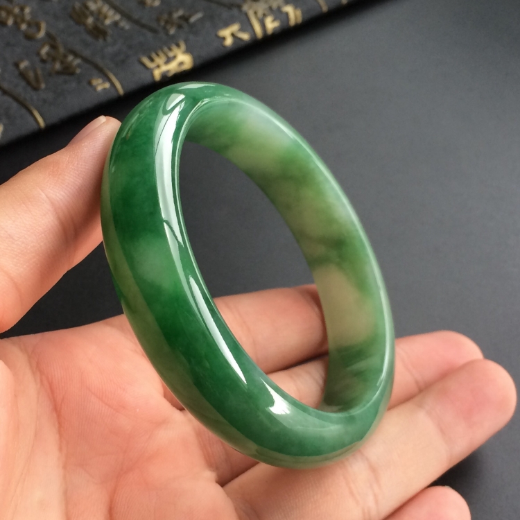 (超值推荐)糯冰种飘绿花手镯(57.8mm)
