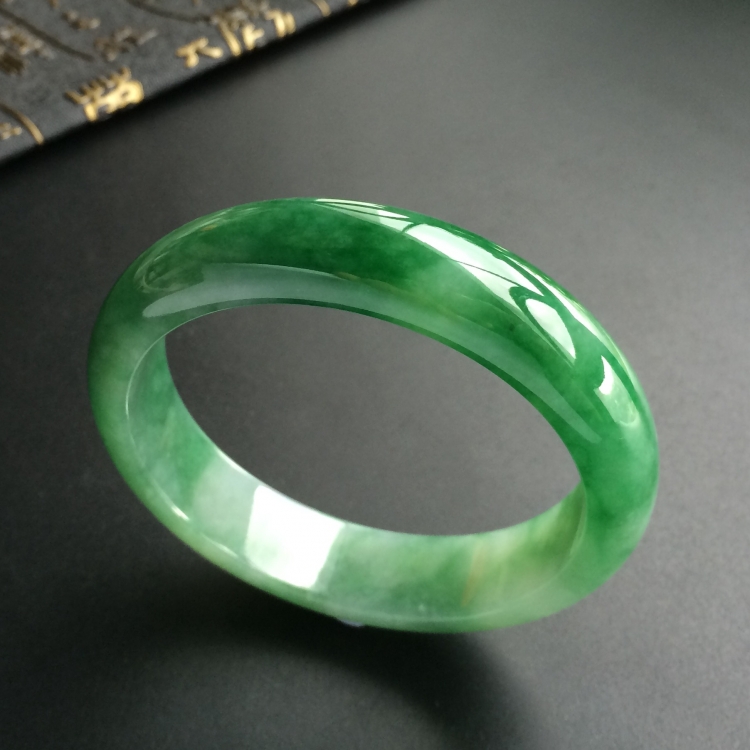 (超值推荐)糯冰种飘绿花手镯(57.8mm)