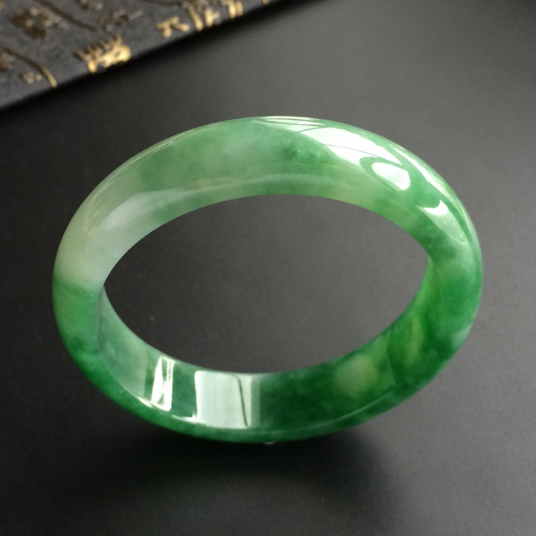 (超值推荐)糯冰种飘绿花手镯(57.8mm)