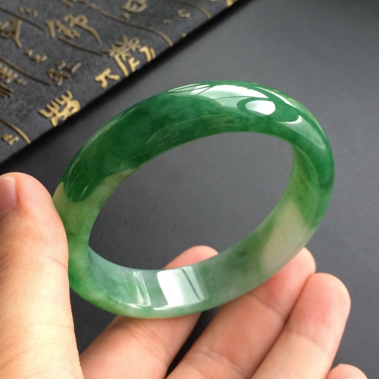 (超值推荐)糯冰种飘绿花手镯(57.8mm)