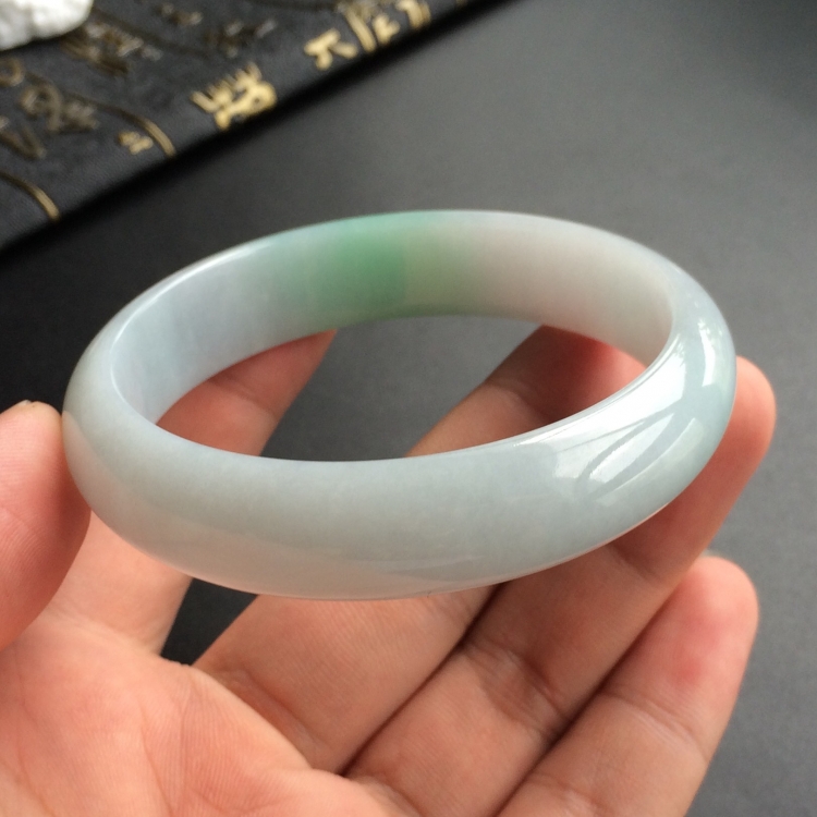 (超值推荐)糯冰种略飘翠手镯(57mm)