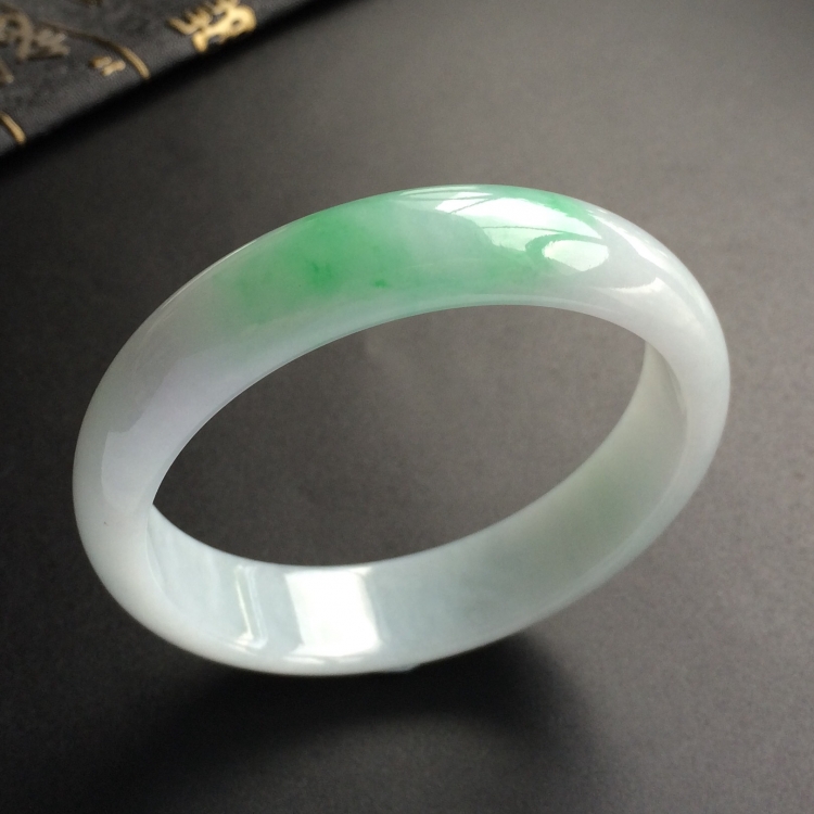 (超值推荐)糯冰种略飘翠手镯(57mm)