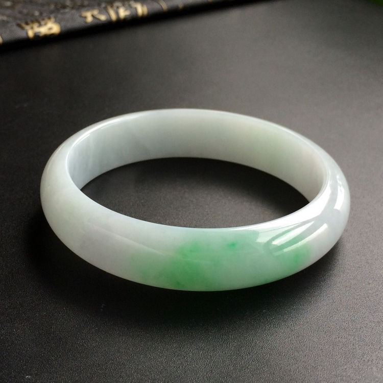 (超值推荐)糯冰种略飘翠手镯(57mm)