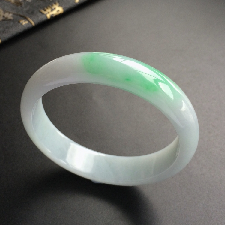 (超值推荐)糯冰种略飘翠手镯(57mm)