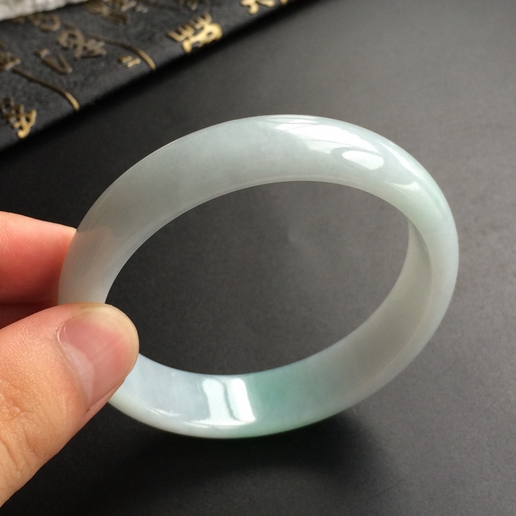 (超值推荐)糯冰种略飘翠手镯(57mm)