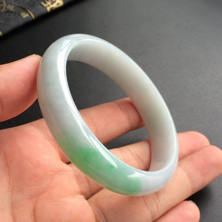 (超值推荐)糯冰种略飘翠手镯(57mm)