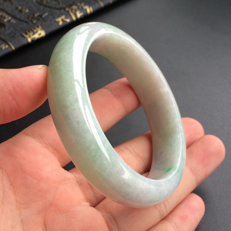 (超值推荐)糯冰种淡春带彩手镯(57mm)
