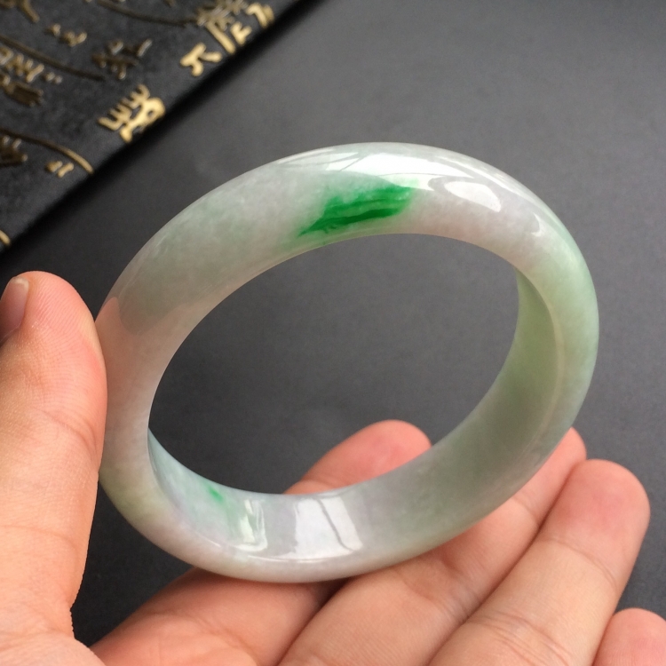 (超值推荐)糯冰种淡春带彩手镯(57mm)