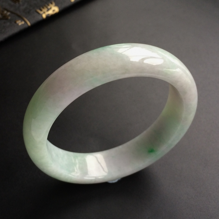 (超值推荐)糯冰种淡春带彩手镯(57mm)