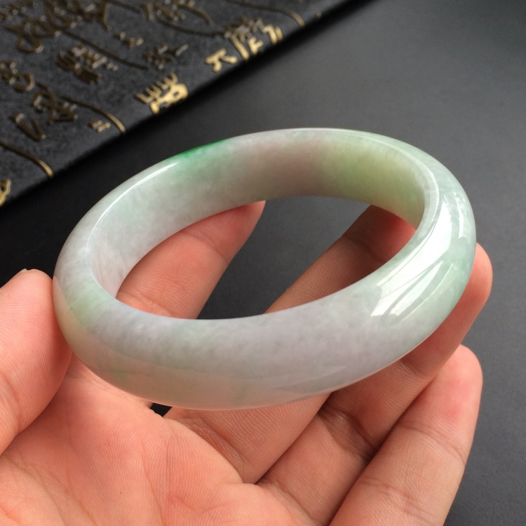 (超值推荐)糯冰种淡春带彩手镯(57mm)