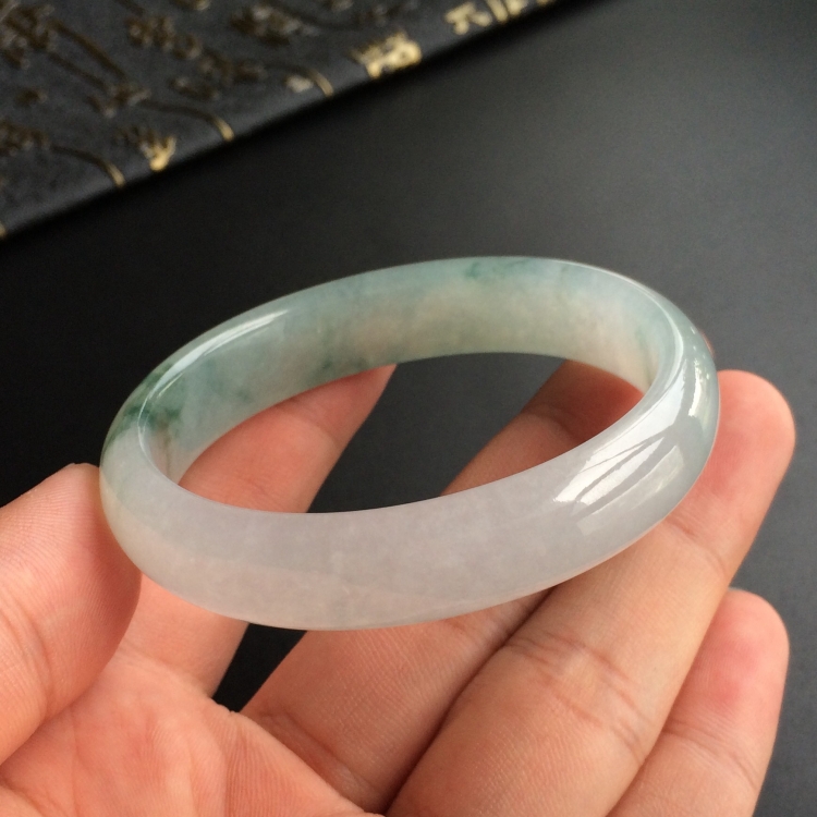 (超值推荐)糯冰种飘花贵妃镯(53.6mm-47mm)