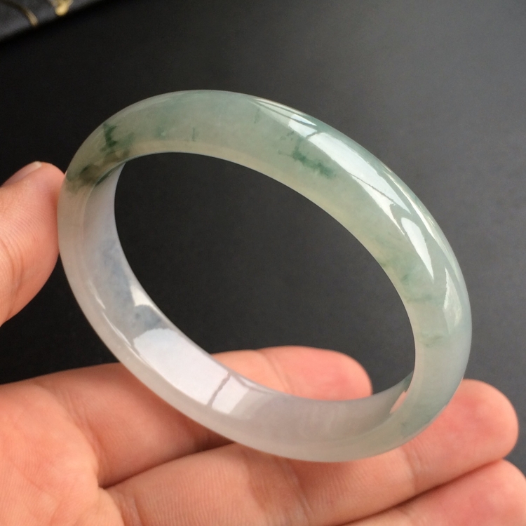 (超值推荐)糯冰种飘花贵妃镯(53.6mm-47mm)