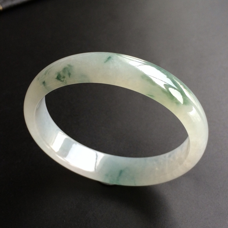 (超值推荐)糯冰种飘花贵妃镯(54.1mm-47.4mm)