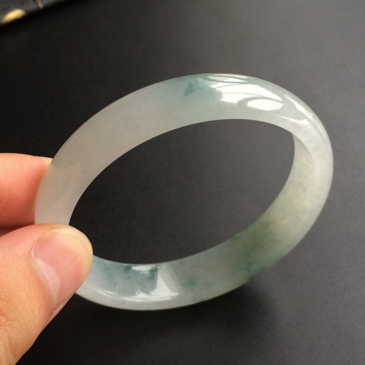 (超值推荐)糯冰种飘花贵妃镯(54.1mm-47.4mm)