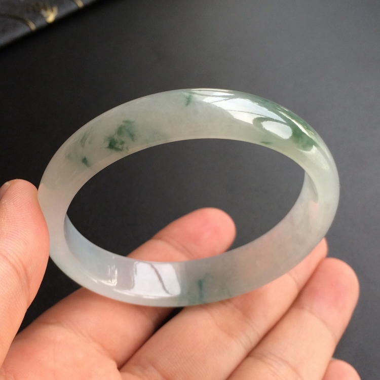 (超值推荐)糯冰种飘花贵妃镯(54.1mm-47.4mm)