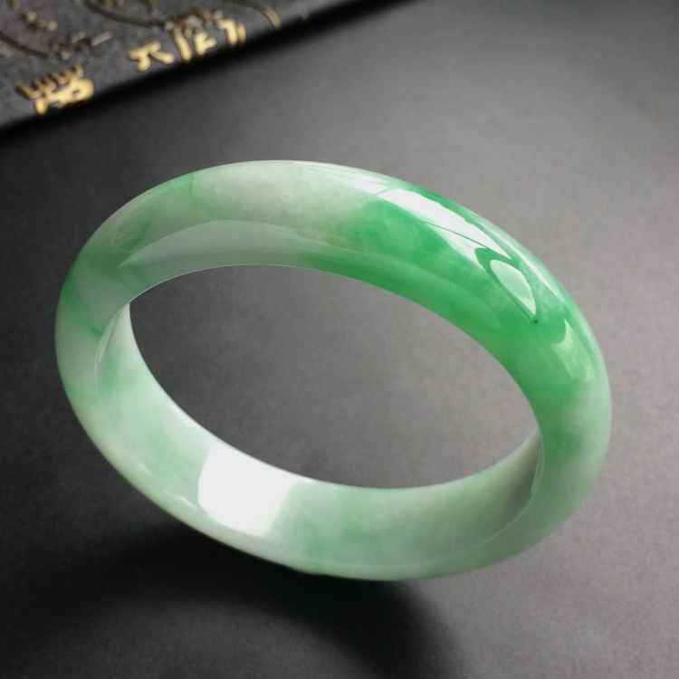 (超值推荐)糯冰种飘翠手镯(58.5mm)