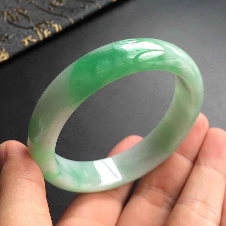 (超值推荐)糯冰种飘翠手镯(58.5mm)