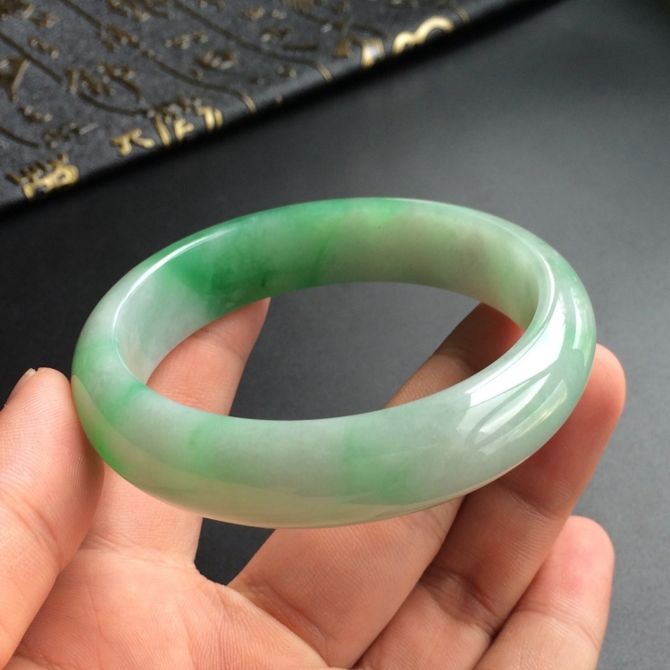(超值推荐)糯冰种飘翠手镯(58.5mm)