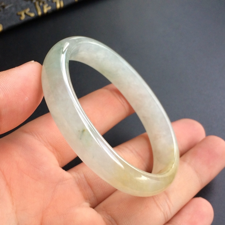(超值推荐)糯冰种黄翡略飘花贵妃镯(54.4mm-47mm)