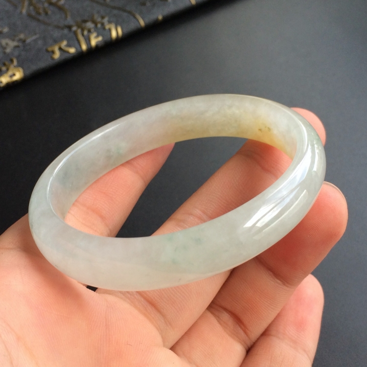 (超值推荐)糯冰种黄翡略飘花贵妃镯(54.4mm-47mm)