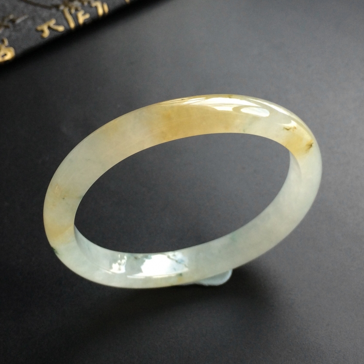 (超值推荐)糯冰种黄翡略飘花贵妃镯(55.2mm-46.4mm)
