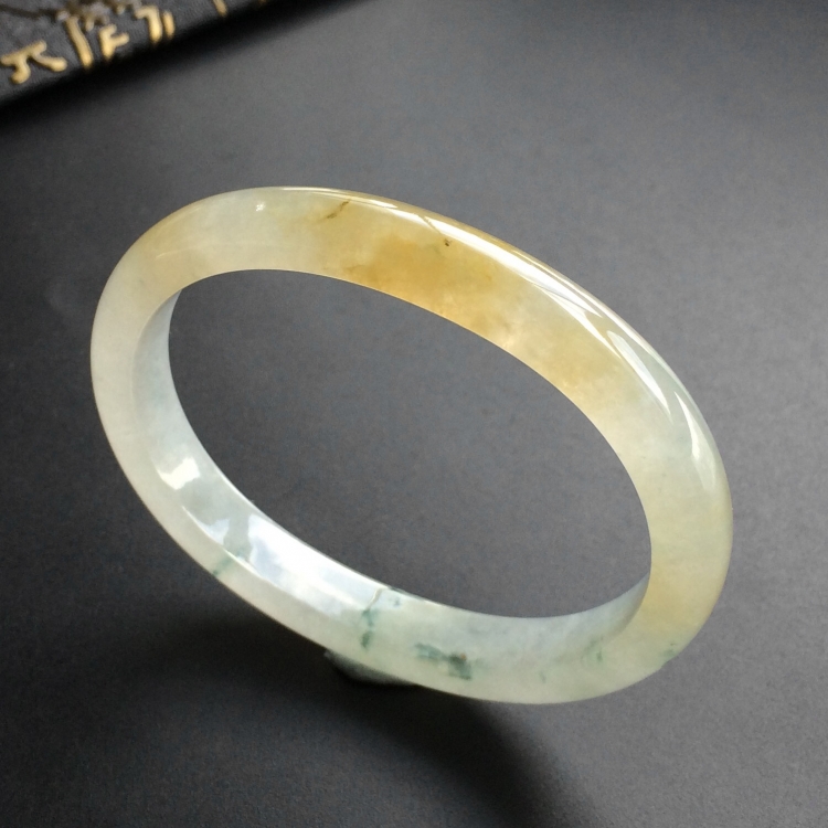 (超值推荐)糯冰种黄翡略飘花贵妃镯(55.2mm-46.4mm)