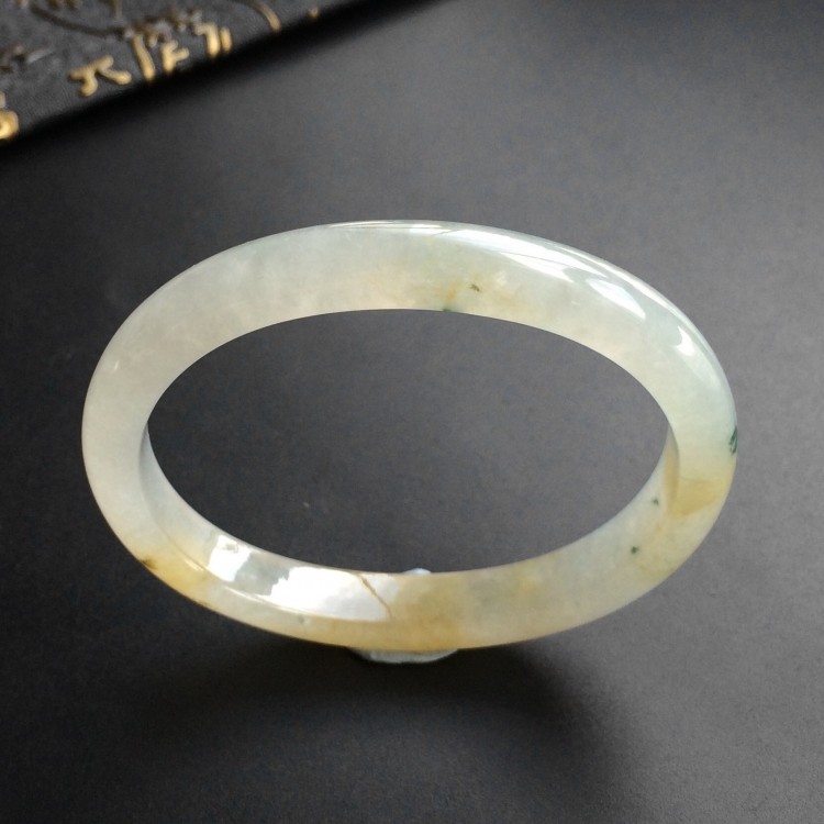 (超值推荐)糯冰种黄翡略飘花贵妃镯(55.2mm-46.4mm)