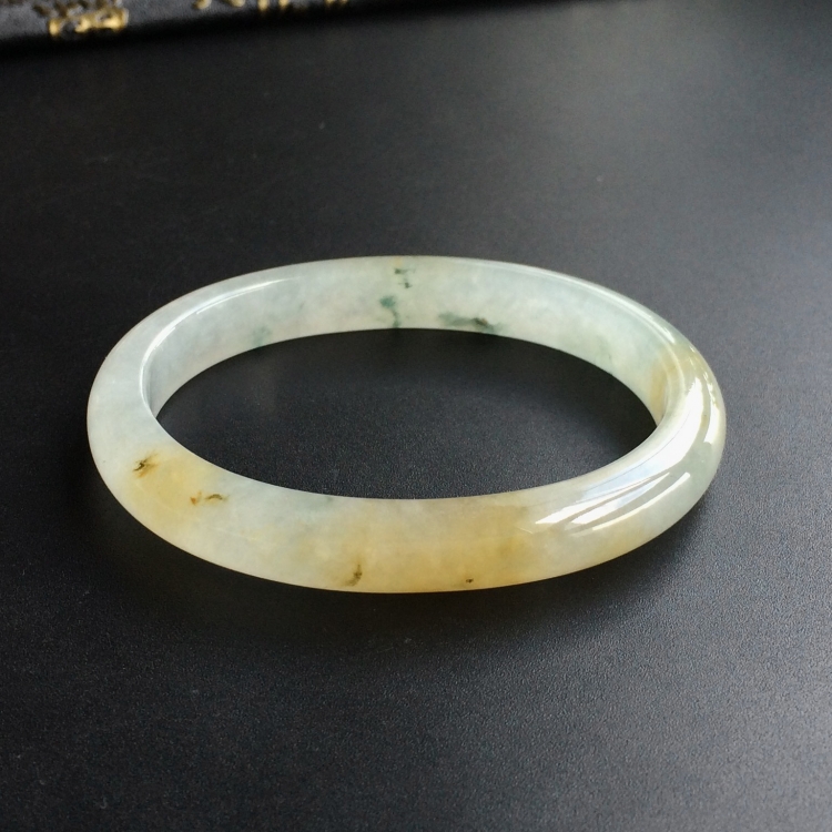 (超值推荐)糯冰种黄翡略飘花贵妃镯(55.2mm-46.4mm)