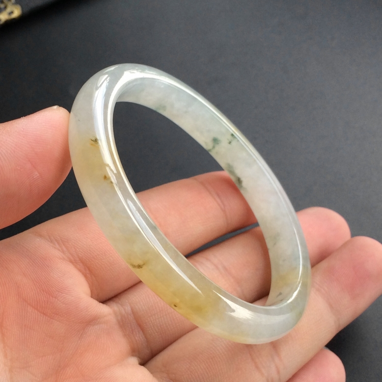 (超值推荐)糯冰种黄翡略飘花贵妃镯(55.2mm-46.4mm)