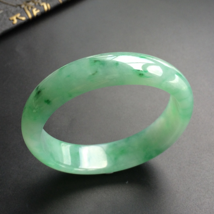 (超值推荐)糯冰种飘绿花贵妃镯(56mm-50.2mm)