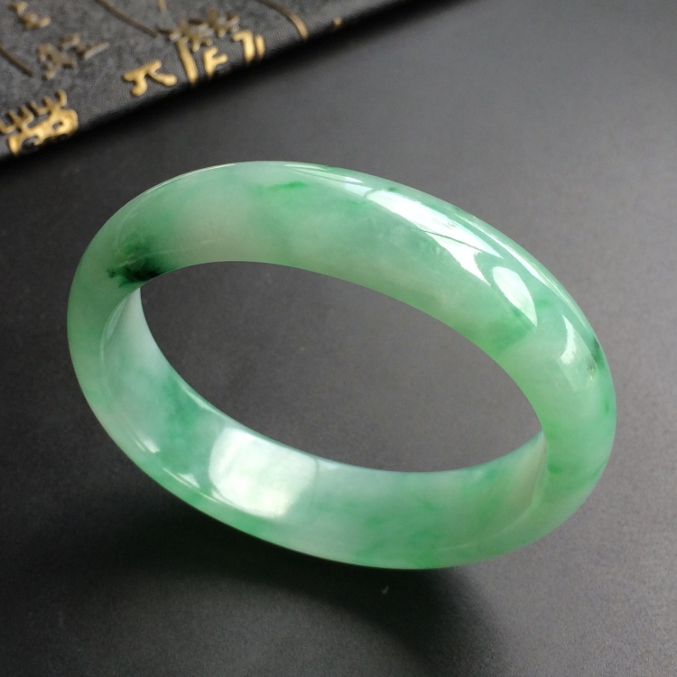 (超值推荐)糯冰种飘绿花贵妃镯(56mm-50.2mm)
