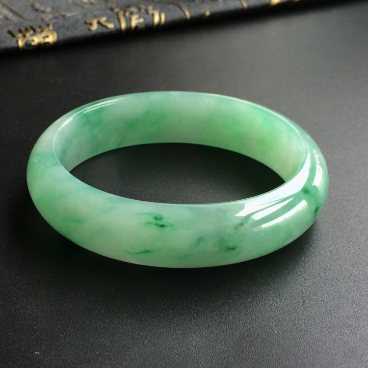 (超值推荐)糯冰种飘绿花贵妃镯(56mm-50.2mm)