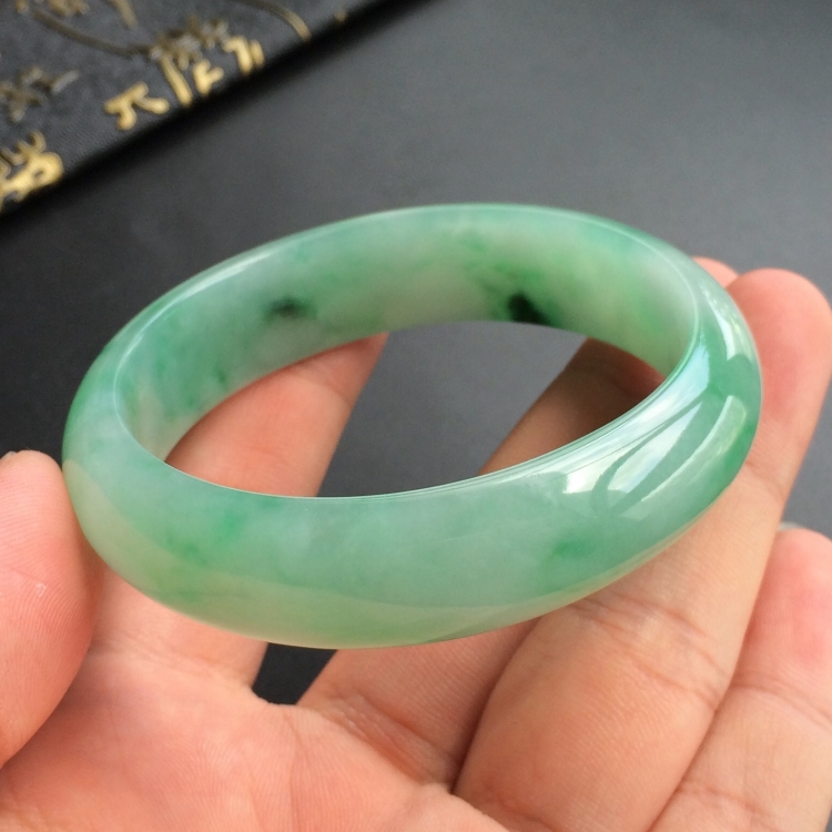 (超值推荐)糯冰种飘绿花贵妃镯(56mm-50.2mm)