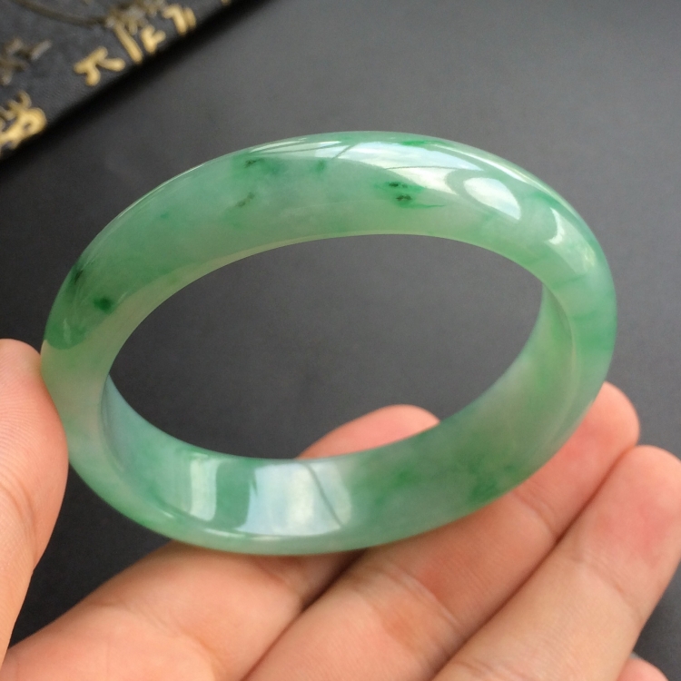(超值推荐)糯冰种飘绿花贵妃镯(56mm-50.2mm)