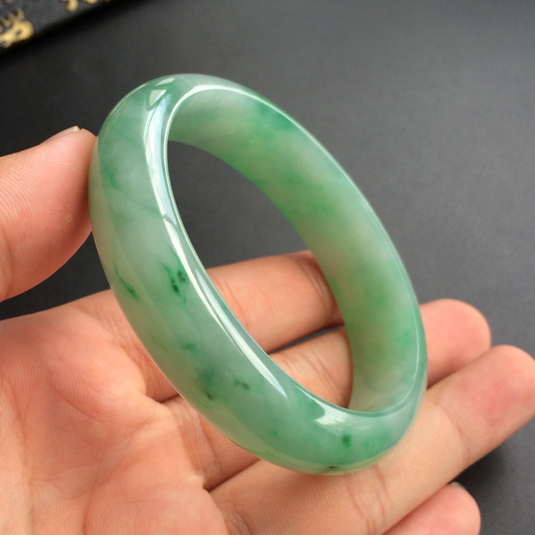 (超值推荐)糯冰种飘绿花贵妃镯(56mm-50.2mm)