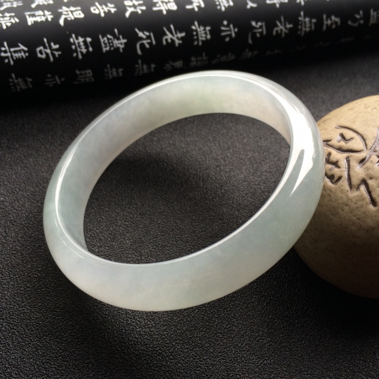 （超值推荐）糯冰种淡晴水手镯（55.1mm）